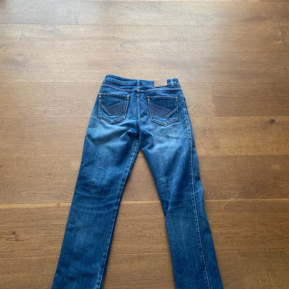 Säljer dessa skitsnygga lågmidjade jeans som tyvärr inte kommer till min användning längre. Jag är 170 och dem gå över skorna på mig. . Jeans & Byxor.