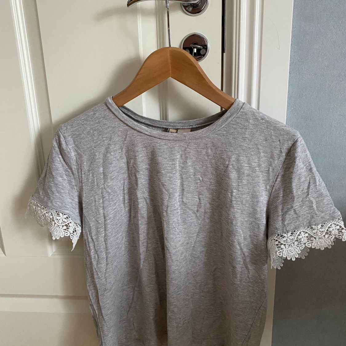 Grå t-shirt med spets - 90