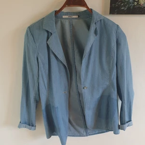 Snygg jeans kavaj Only - Säljer en jättefin jeanskavaj från Only. Vadderade axlar och figursydd. Snygg med en vit t-shirt för en lite coolare stil eller en fin blus för en mer uppklädd look. 250 kronor eller bud.