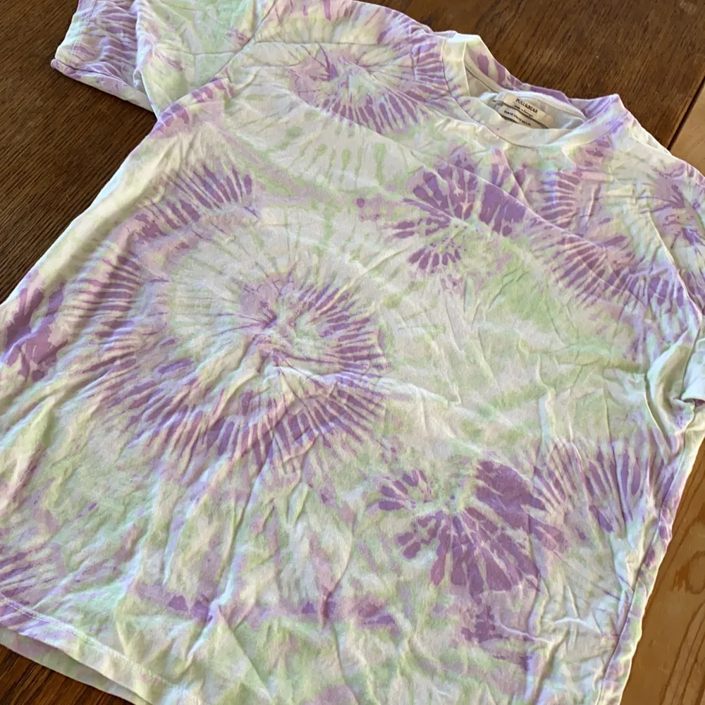 Jättetrendig, 70-tals tie-dye t-shirt, nästan oanvänd och nyköpt. 💕 sitter oversized på xs och tror s. T-shirts.