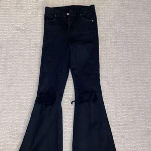 Svarta Dr Denim jeans. Helt nytt skick, väldigt skönt och stretchat material. Andvända 1/2 gånger. Storlek 36. Frakt betalas av köpare❤️ (orginalpris 620kr)