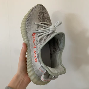 Yeezy 350 blue tint💫 - Yeezy 350 blue tint, storlek 40 2/3, skick 9/10 betalning sker via swish frakt betalas av köparen😊💫  skriv för mer bilder