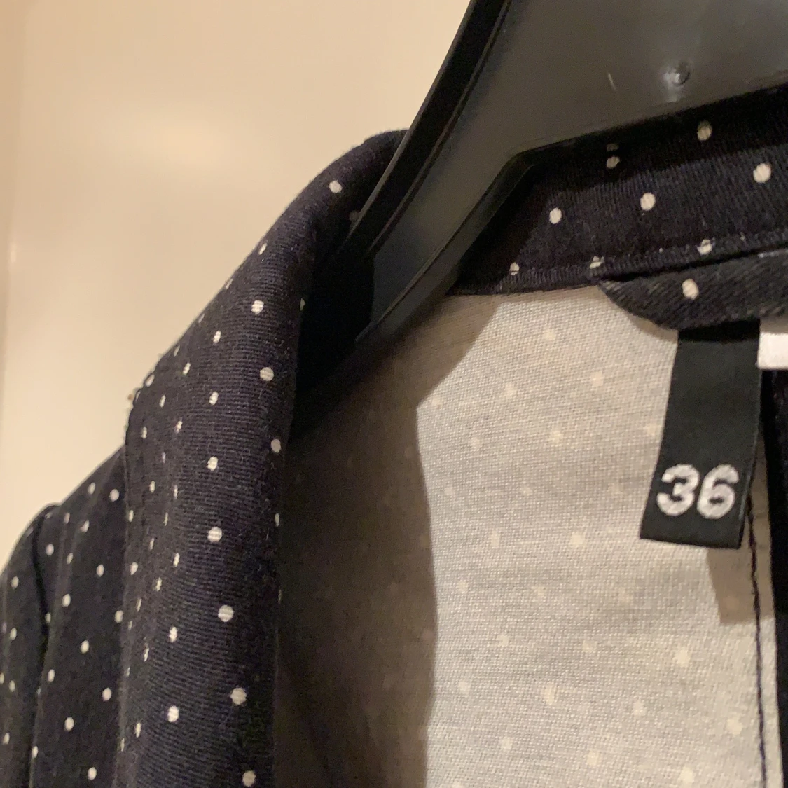 Svart kavaj med vita prickar  - 91