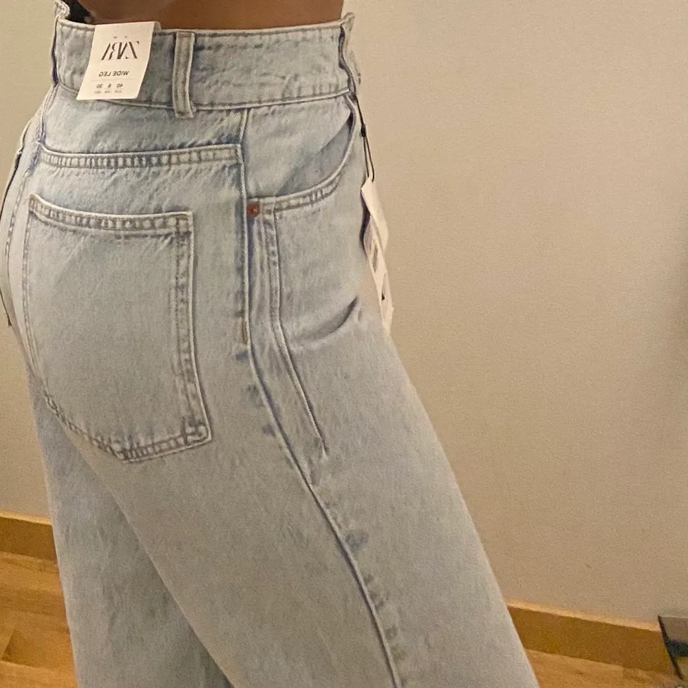 Trendiga jeans från Zara. Dom är helt slutsålda. Säljer dom på grund av fel storlek. Köparen står för frakt. Budgivning om flera intresserade eller köp direkt för 399kr❤️. Jeans & Byxor.