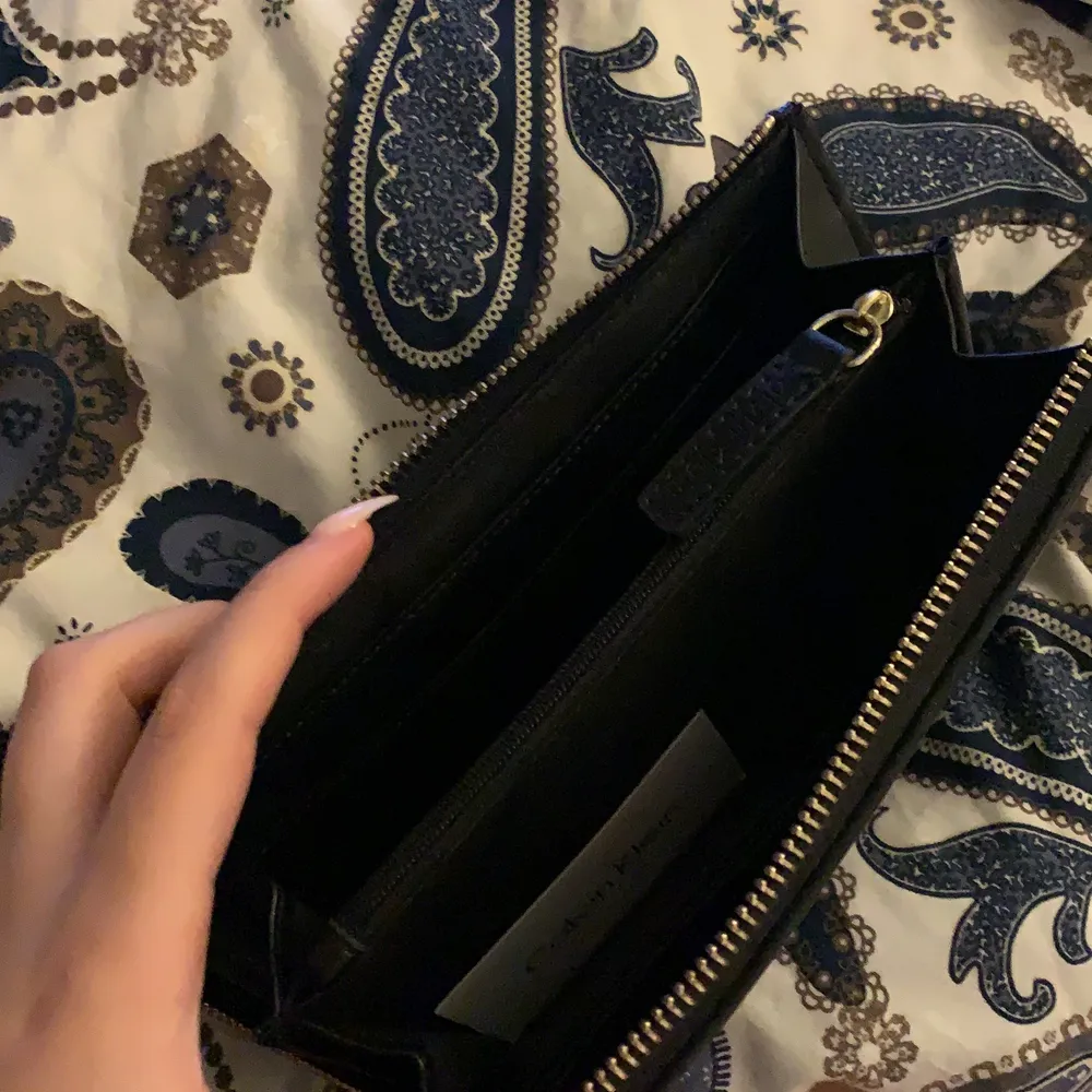Jättefin Calvin Klein plånbok går att använda som clutch också! . Väskor.