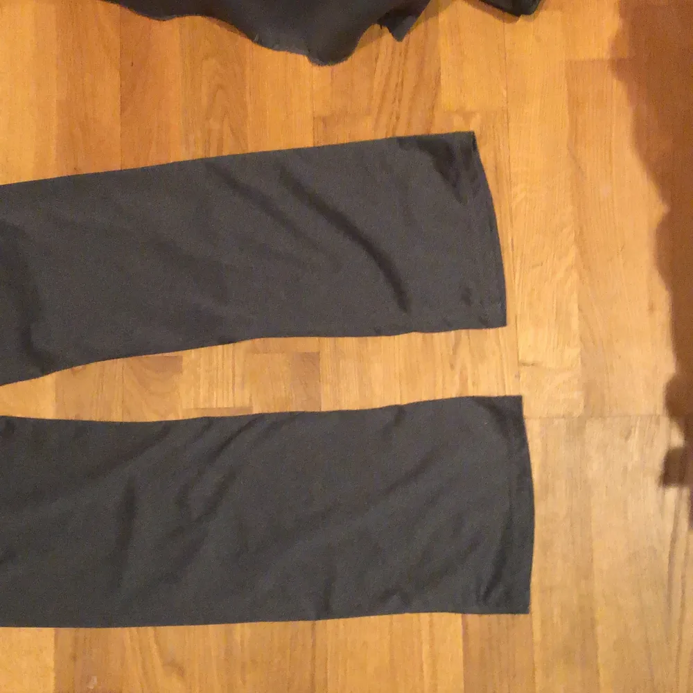 Raka träningsbyxor från Reebok. Första bilden är baksidan på byxorna. Jeans & Byxor.
