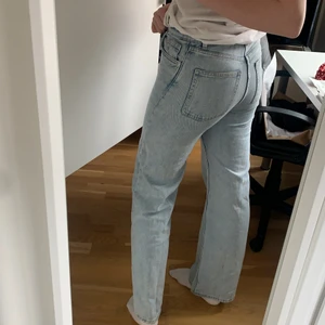 Monki Yoko jeans light blue - Säljer mina populära Yoko jeans från monki i färgen light blue. Jag har tyvärr växt ur dom i höfterna. Fortfarande i bra skick. Frakt ingår inte. Nypris 400 kr. Buda i kommentarerna💗