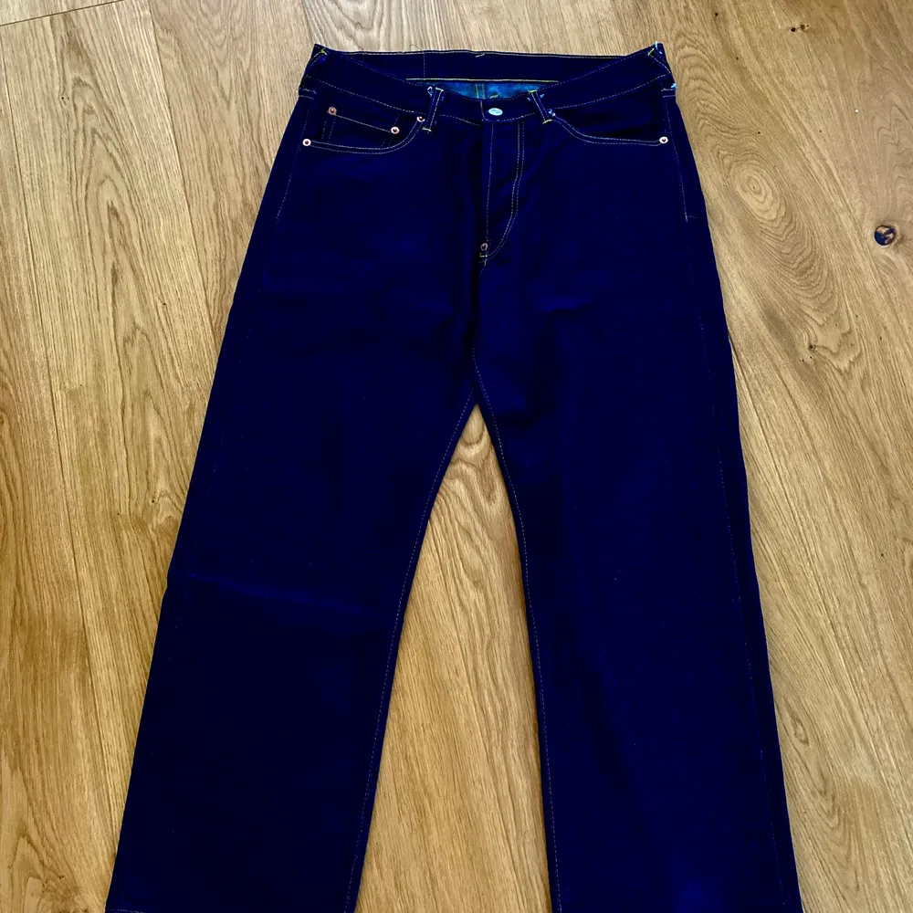 Evisu Jeans med guldigt tryck på bakfickorna. Modellen är från 2007 och är självklart äkta. Storlek 34x34. Passar om du är 175-180 cm lång. Pris kan diskuteras.. Jeans & Byxor.