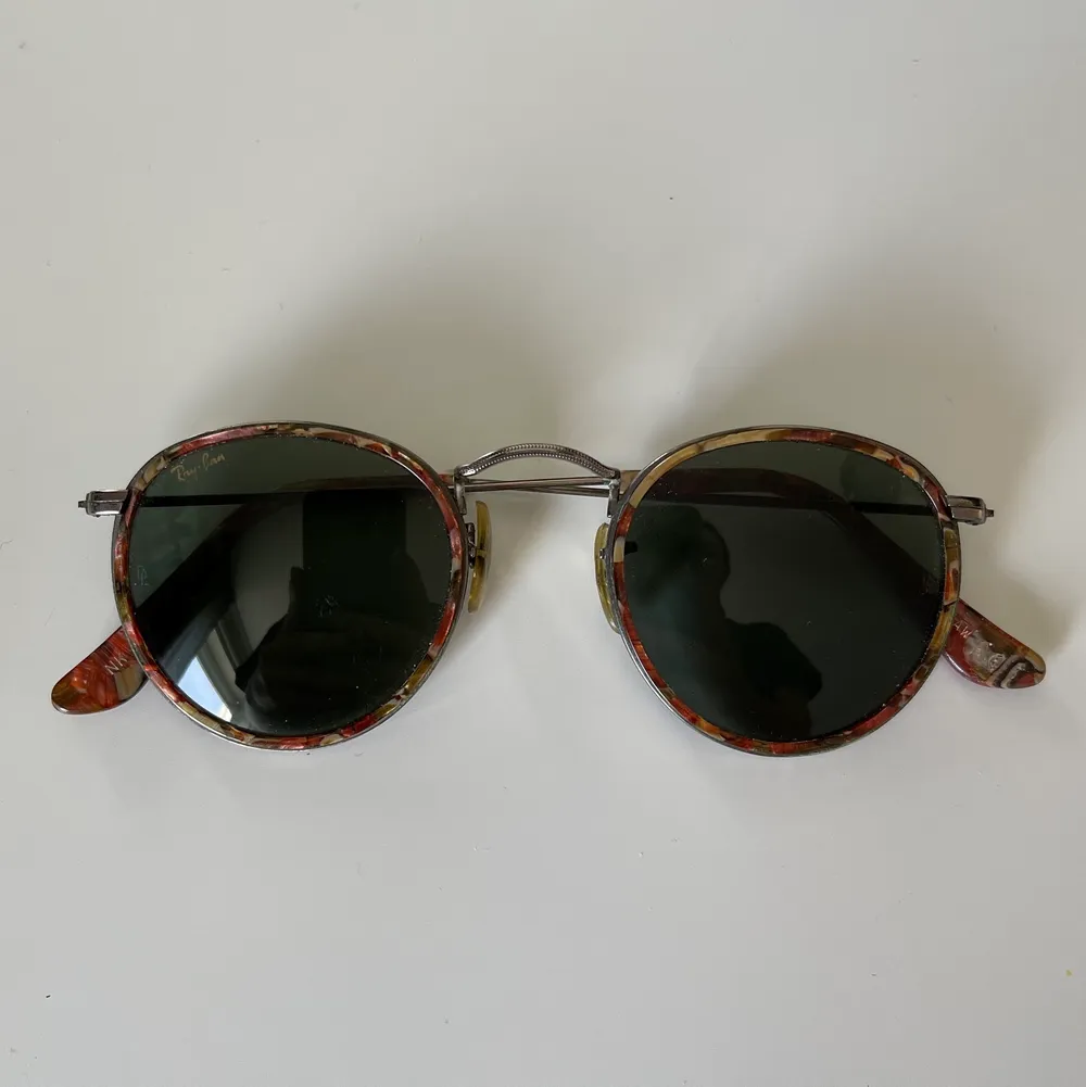 Äkta vintage solglasögon från rayban. Använda men i toppskick. Köparen står för frakt och ja kommer packa dem ordentligt så att de inte går sönder. Original fodral medföljer. . Accessoarer.