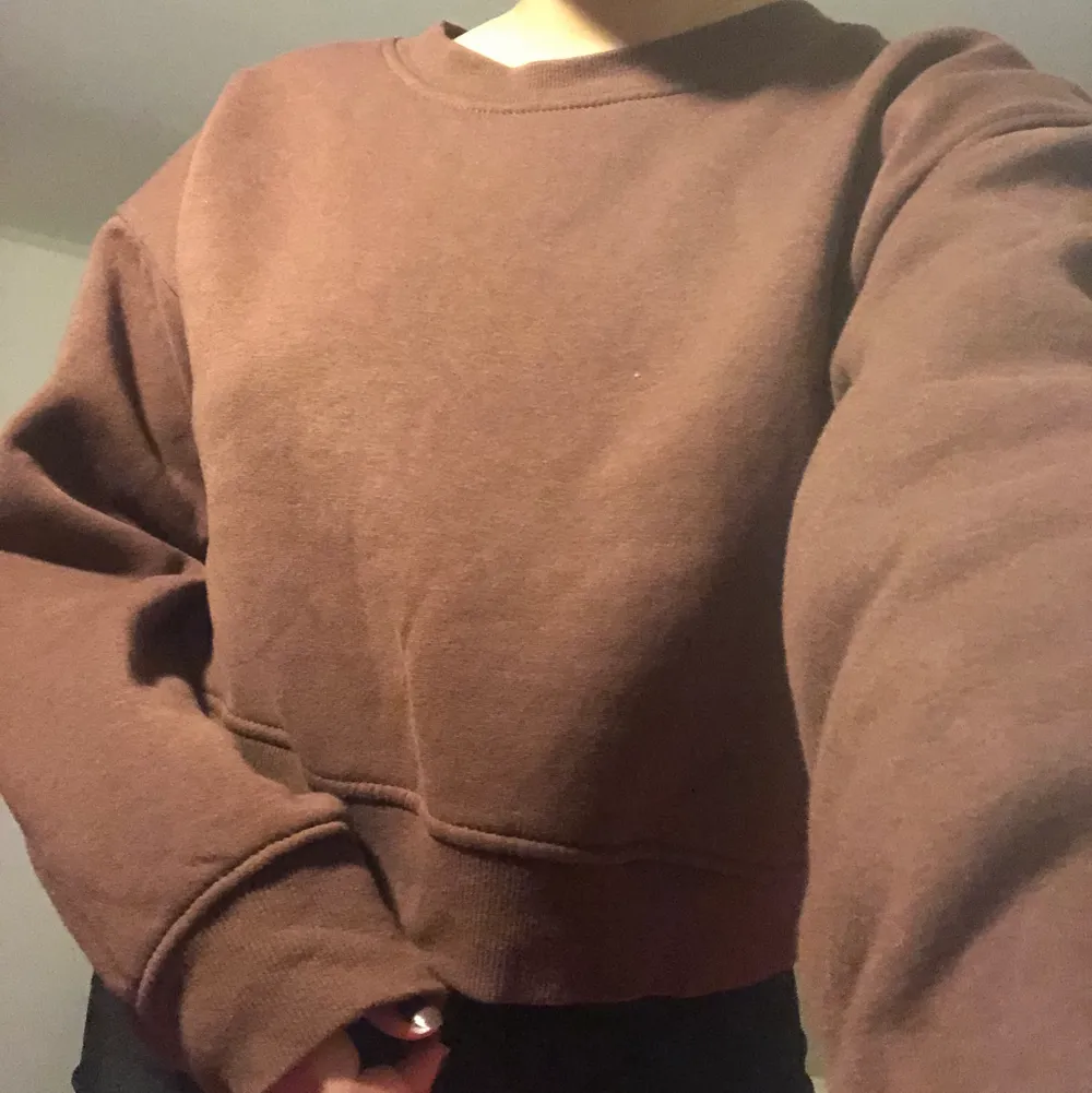 Säljer min bruna sweatshirt i storlek S😋 säljer den vidare pga den passar inte så bra på mig ville att den ska vara lite oversized men den var inte heller för liten🥰, bra skick , använd typ några gånger av mig💯😩💫. Tröjor & Koftor.