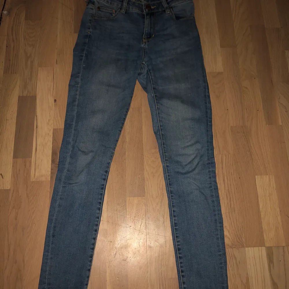Ett par blåa skinny jeans från lager 157. Size S, storlek 36. Använd fåtal gånger och sitter som en smäck. Jag är 172 cm och byxorna är inte alls förkorta. Säljer dessa då jag knappt använder dom. Funkar fortfarande som nytt skick och inga hål eller liknande.. Jeans & Byxor.