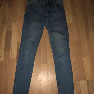 Ett par blåa skinny jeans från lager 157. Size S, storlek 36. Använd fåtal gånger och sitter som en smäck. Jag är 172 cm och byxorna är inte alls förkorta. Säljer dessa då jag knappt använder dom. Funkar fortfarande som nytt skick och inga hål eller liknande.