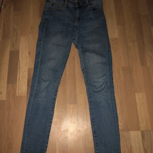 Blåa skinny jeans - Ett par blåa skinny jeans från lager 157. Size S, storlek 36. Använd fåtal gånger och sitter som en smäck. Jag är 172 cm och byxorna är inte alls förkorta. Säljer dessa då jag knappt använder dom. Funkar fortfarande som nytt skick och inga hål eller liknande.