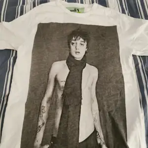 Cool t-shirt köpt i London med Pete Doherty. Oanvänd och märkt som L men uppskattar det som M. Går bra att både hämta upp den på Södermalm i Stockholm eller skickas mot frakt på 51kr 🌸