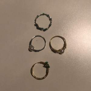 Olika typer av ringar gjorda av mässing och rostfri metalltråd. Kan göra efter önskemål, färg, pärlor, storlek :) 20kr / st , 3 st för 50. Köpare betalar frakt :)