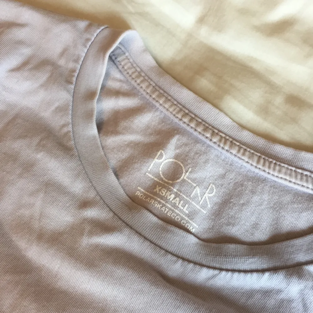 Långärmad lila t-shirt från polar skate co med tryck på högra ärmen. Obs trycket är ganska slitet, men annars inga fel. T-shirts.