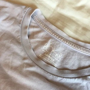Polar tröja - Långärmad lila t-shirt från polar skate co med tryck på högra ärmen. Obs trycket är ganska slitet, men annars inga fel