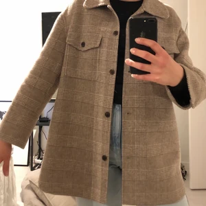 Skjort-jacka - En rutig skjort-jacka från MANGO, i beige, brun, vita nyanser. Så fin nu till våren, säljer pga kommer inte till användning :( (köparen står för frakten) HÖGSTA BUD 300kr inklusive frakt!! Avslutar budgivningen nu i veckan, onsdag 22:a