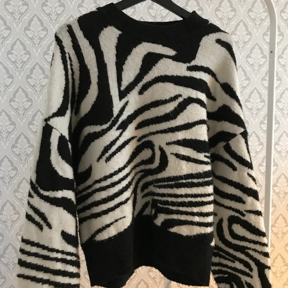 En tjock och mjuk stickad tröja i zebra imitation. Den är köpt på new yorker, använd men inga skador.    Köparen står för frakten✨✨ 80+frakt . Tröjor & Koftor.