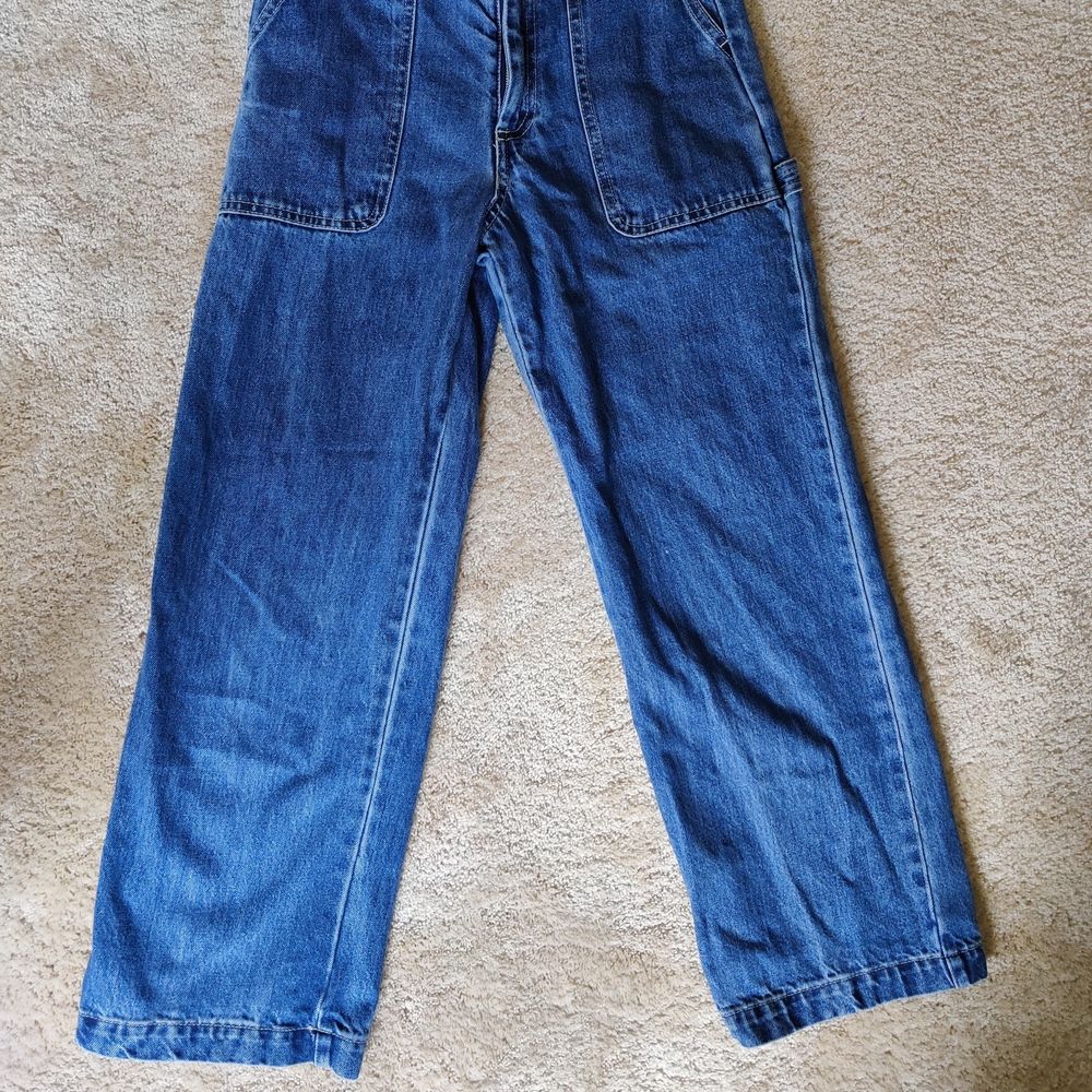 supersnygga trendiga vida jeans från Monki! älskar dom men har så många jeans nu så måste sälja några. de är i storlek 24 jeansstorlek, skulle säga 34/36 eller S. de sitter som en smäck på mig som vanligtvis har 34/36 i jeans. de har en cool 