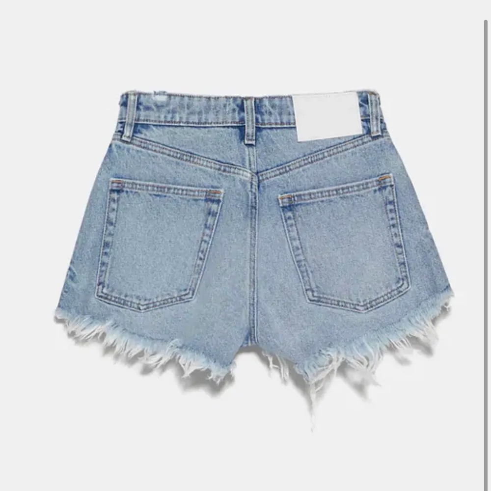 Säljer dessa shorts från zara helt oanvända med lapp kvar. Säljer då jag aldrig använder shorts❤️. Shorts.