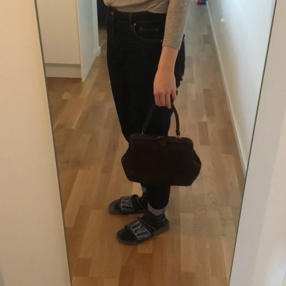 Cute small hand bag. Unique. Shipping will be charged separat . Väskor.