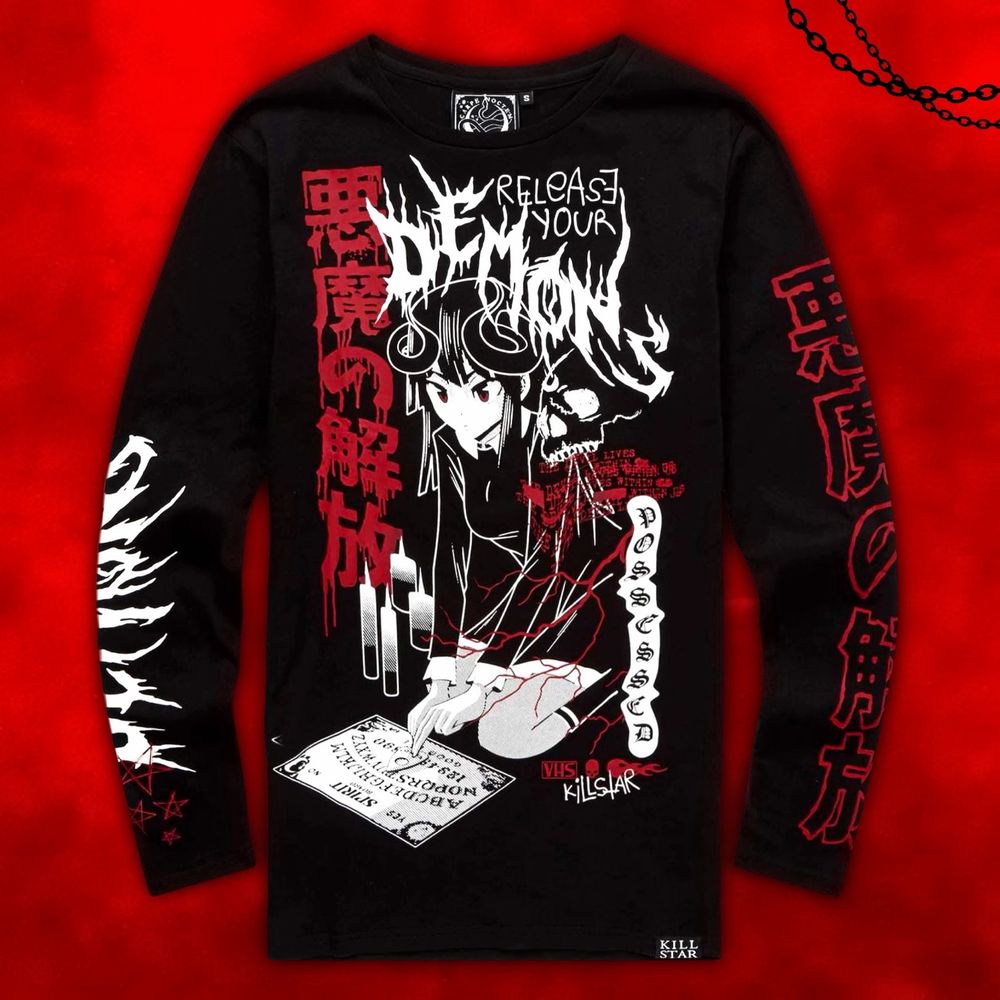”𝑪𝒐𝒎𝒆 𝒐𝒖𝒕, 𝒄𝒐𝒎𝒆 𝒐𝒖𝒕, 𝒘𝒉𝒆𝒓𝒆𝒗𝒆𝒓 𝒚𝒐𝒖 𝒂𝒓𝒆...” The one and only KILLSTAR Release Me Top 🖤🙌🏻🦇 En svart långärmad tröja med maffigt ouija tryck fram, bak + på ärmarna!! ✨ Köptes för totalt 500kr och i nyskick! Finns kvar men denna modell säljs ut BLIXTsnabbt so get it while you still can! 🤭⛓ Frakt tillkommer på 48kr 💌. Toppar.