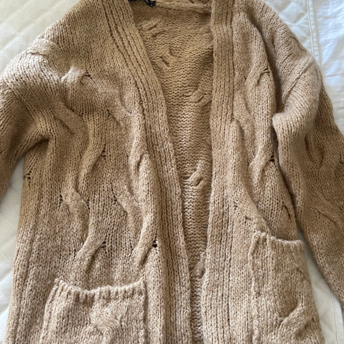 Virkad beige kofta