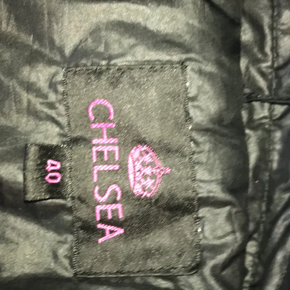 Hej!jag säljer min Chelsea jacka för 1100kr  bra skick har använt den sex gånger jackan är äkta och pälsen också (passar även S)(EJ RÖKARE). Jackor.