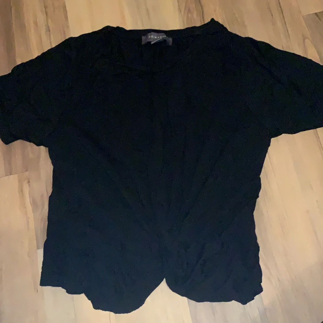 T-shirt med knytdetalj