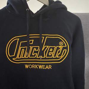 En sjukt cool vintage hoodie som sitter perfekt oversize på mig som är vanligtvis strl S🥰 kan både mötas upp i Stockholm och skicka på posten! 170+ frakt