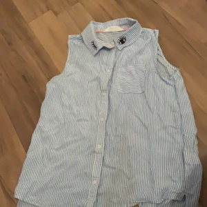 Sommar skjorta utan ärmar - Blå/vit randig skjorta utan ärmar, passar perfekt till sommaren !