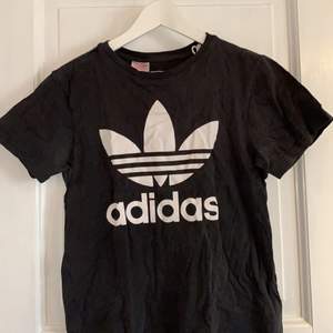 T-shirt ifrån Adidas originals!
