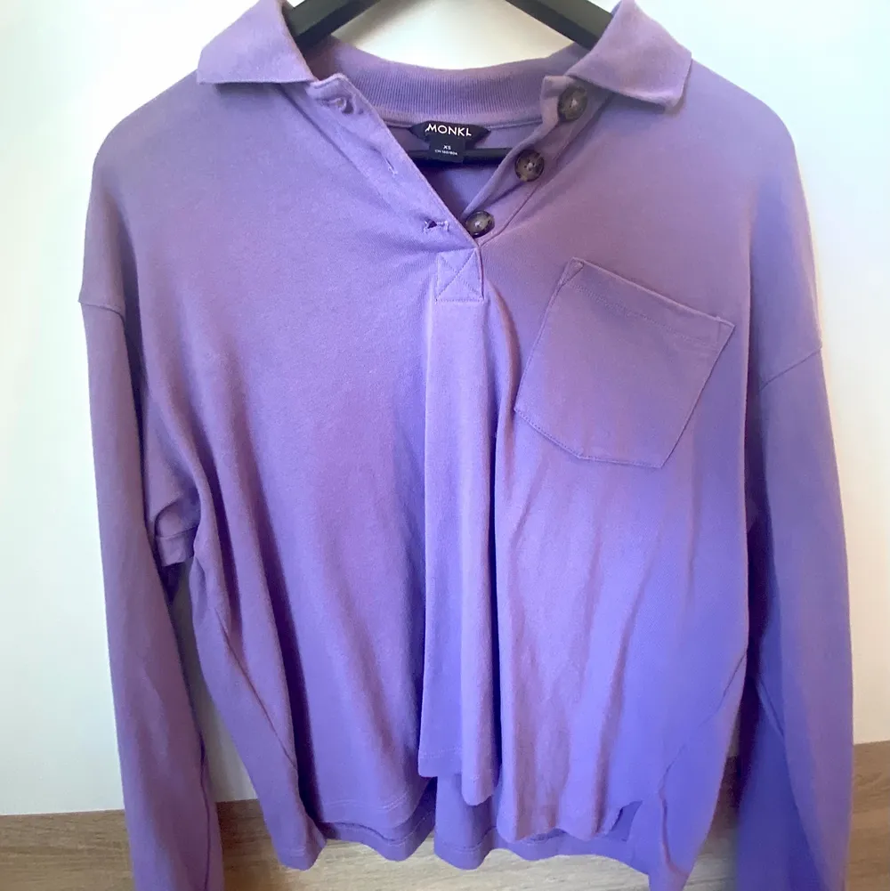 En lila tröja/sweatshirt från Monki! Storlek xs men sitter oversized 😊 köparen står för frakt . Hoodies.