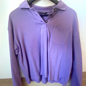 En lila tröja/sweatshirt från Monki! Storlek xs men sitter oversized 😊 köparen står för frakt 