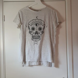 Lång T-shirt stl.M - Använd men fint skick