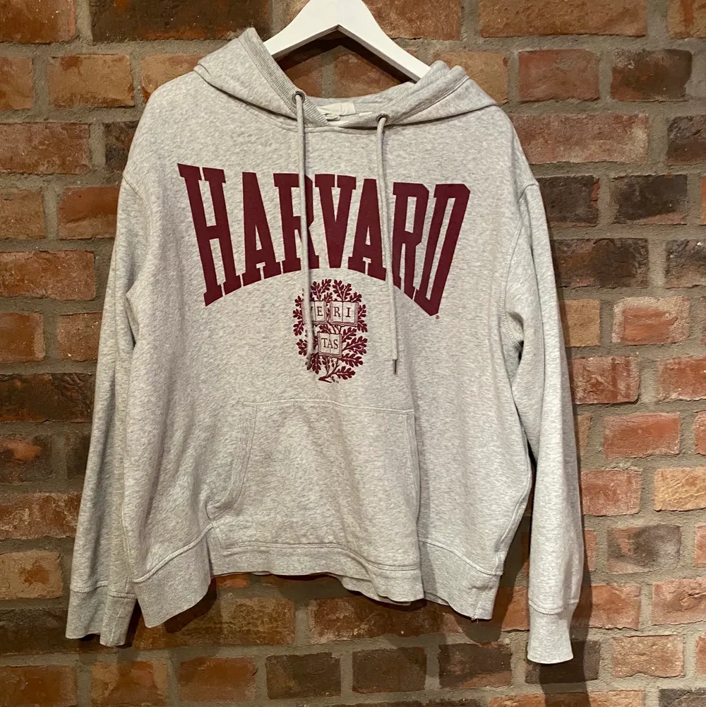 Grå hoodie med Harvard tryck! Pris med frakt blir 120kr. Hoodies.