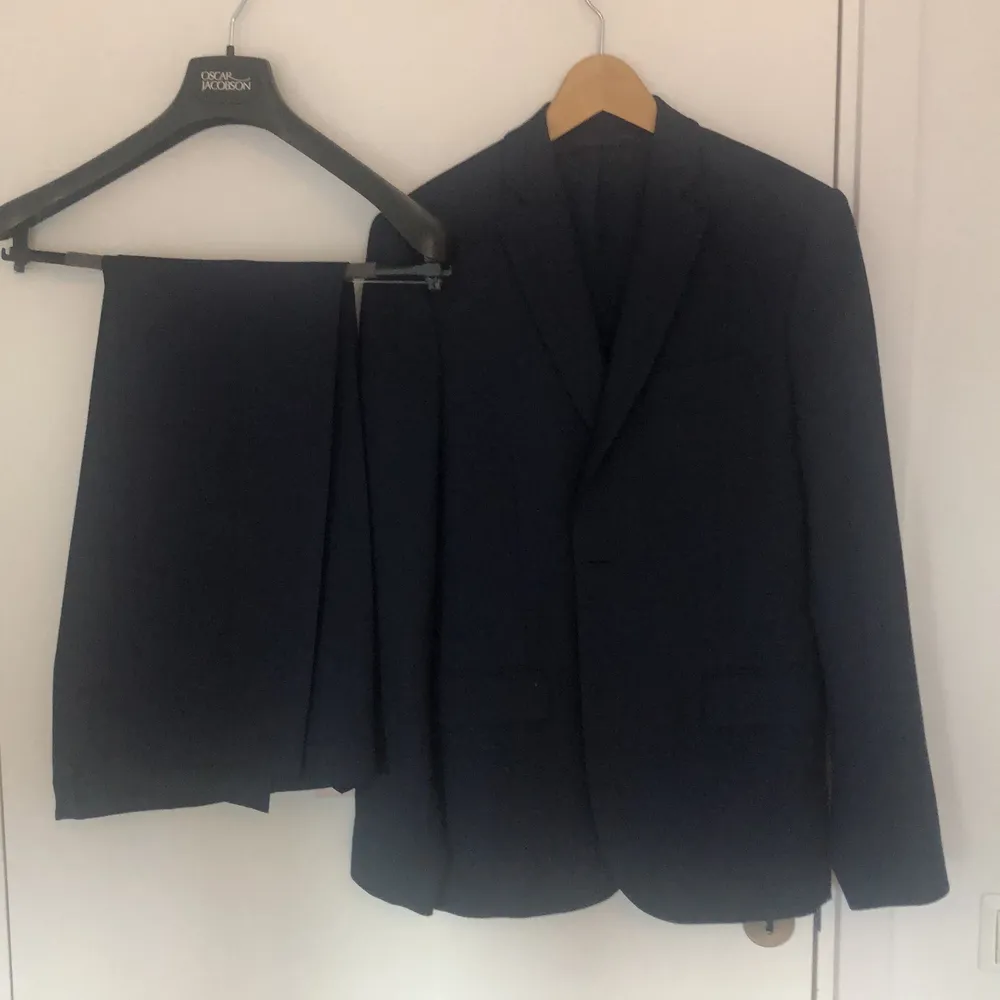 ”Hopper soft comfort wool suit” från J.Lindeberg (nypris 4800kr). Marinblå slimfitkostym (storlek 48) i mycket gott skick. Jag köpte den hösten 2018 och använde den endast en gång på min studentmottagning. . Kostymer.