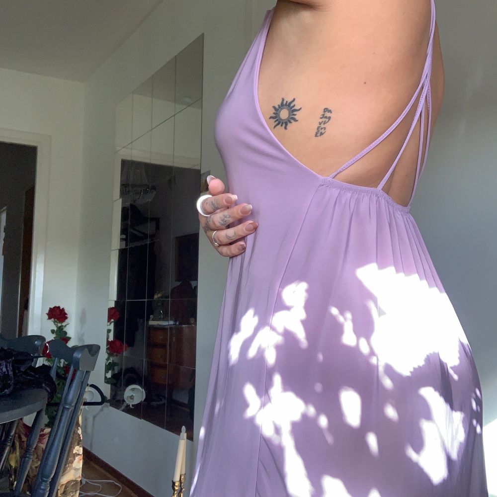 Denna är så skön, och faller så fint på kroppen, urringning och öppen rygg, kort och i super fin lavendel lila färg 💜. Klänningar.