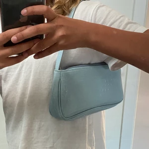Axelväska  - En ljus blå super snygg axelväska från Shein! Säljer pga att den inte kommer till användning längre💕