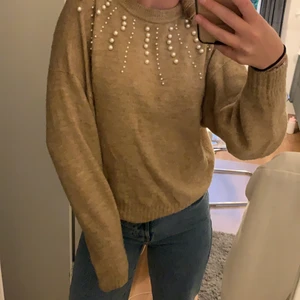 Stickad tröja  - Säljer min beiga stickade tröja från hm , pga kommer aldrig till användning , använd fåtal gånger, bra skick! Köparen står för frakt 