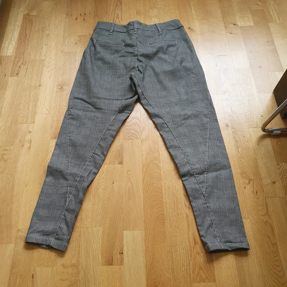 Knappt använda rutiga byxor från Kappahl. Stl 36. Köparen står för frakten.. Jeans & Byxor.