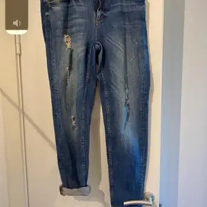 Snygga lite ”slitna” jeans i bra skick 