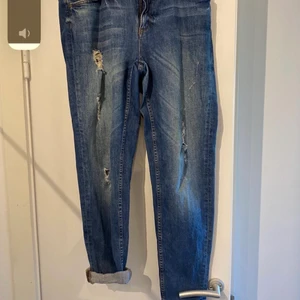 Mom jeans storlek 38 - Snygga lite ”slitna” jeans i bra skick 