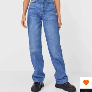 Stradivarius jeans storlek:34 - Fina jeans som jag använt ett fåtal gånger. Jag är cirka 163 och dem passar bra i längden. Nypris: 359 kr jag säljer dem för 150+frakt💞