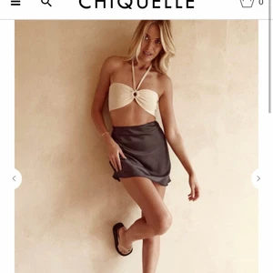 Kort satin kjol - Säljer min helt oanvända satin kjol ifrån chiquelle med lapparna kvar! Orginalpriset är 400kr och storlek xs är slut på hemsidan💙