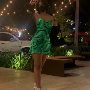 Zara klänning - Säljer denna fina klänning från zara, finns ej längre på hemsidan vad jag vet. Klänningen är helt ny. Om många är intresserade blir det budgivning💗 skriv till mig för fler bilder! 