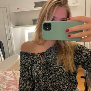 Blommig tunika - Super söt blommig tunika jag aldrig använt så i fint skick! Köparen står för frakt