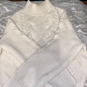 Stickad tröja - En vit stickad tjock tröja. Oanvänd. Storlek L men är liten i storleken. Är som en S/M. 
