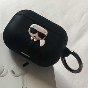 Karl Lagerfeld Skal - (Airpods är sålda) Skal till Airpods Pro från Karl Lagerfeld
